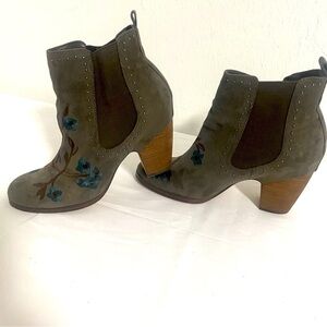 Crown Vintage Size 8 1/2M Gray Booties Floral Embroidery Studded 2.5" Block Heel